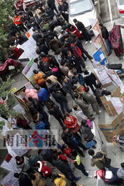 柳州馬路勞務市場暗流涌動 便捷背后隱患多，勞務服務亟待規范